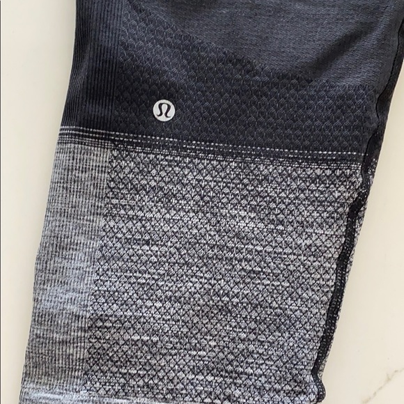 Lululemon seamless crop pant size 6 black and gray - Picture 3 of 4